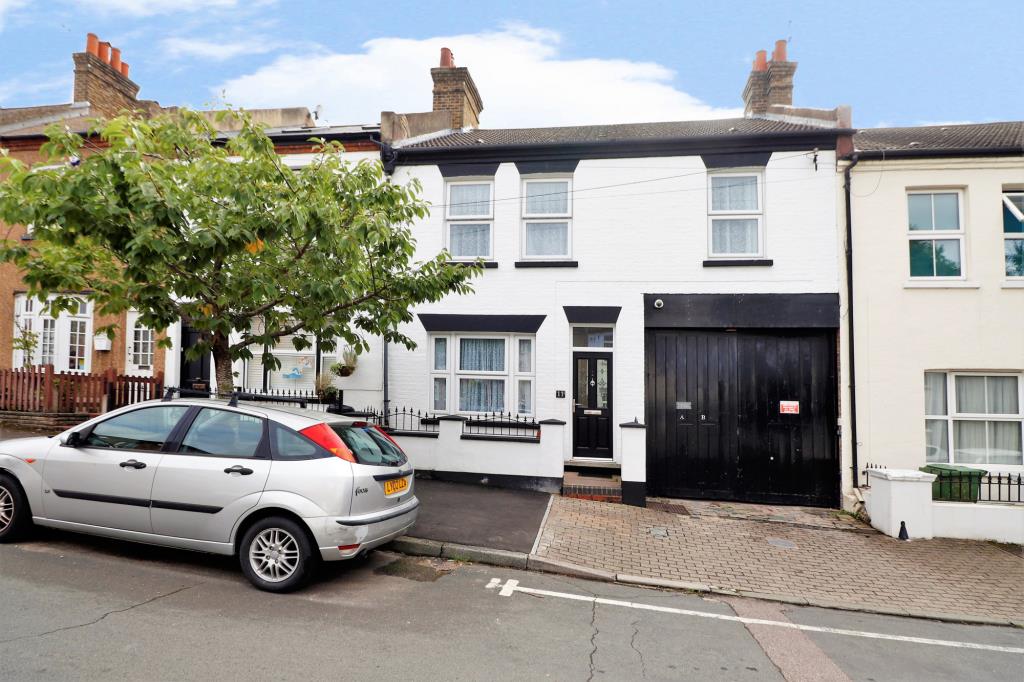 Lot: 141 - PERIOD PROPERTY WITH PART FLYING FREEHOLD, POTENTIAL FOR CONVERSION - Exterior view of freehold period property in Bromley